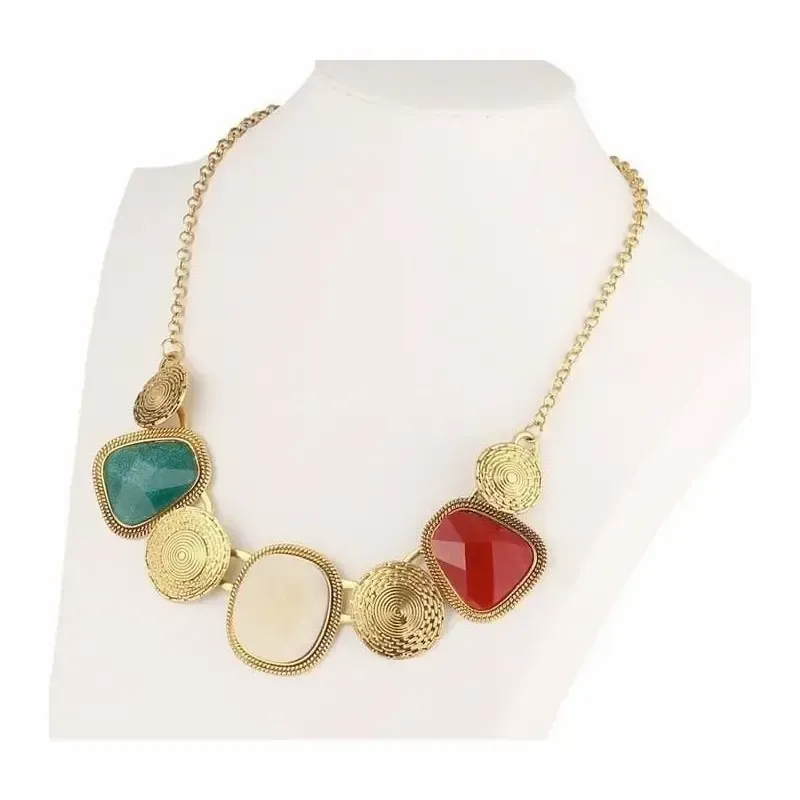 Gargantilla choker con piedra multicolor sobre cuello, ajuste ceñido.