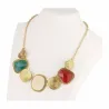 Gargantilla choker con piedra multicolor sobre cuello, ajuste ceñido.