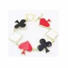 Pulsera dorada con tréboles de cuatro hojas esmaltados en verde sobre fondo brillante