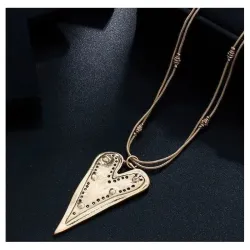 Colgante dorado con forma triangular sobre una cadena larga de eslabones.