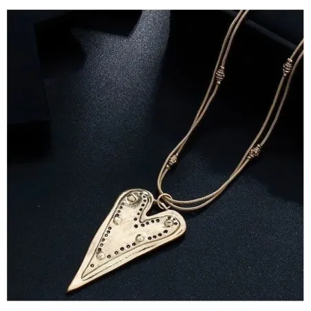 Colgante dorado con forma triangular sobre una cadena larga de eslabones.