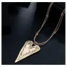 Colgante dorado con forma triangular sobre una cadena larga de eslabones.