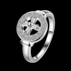 Anillo plateado brillante con piedras blancas pequeñas en la montura.
