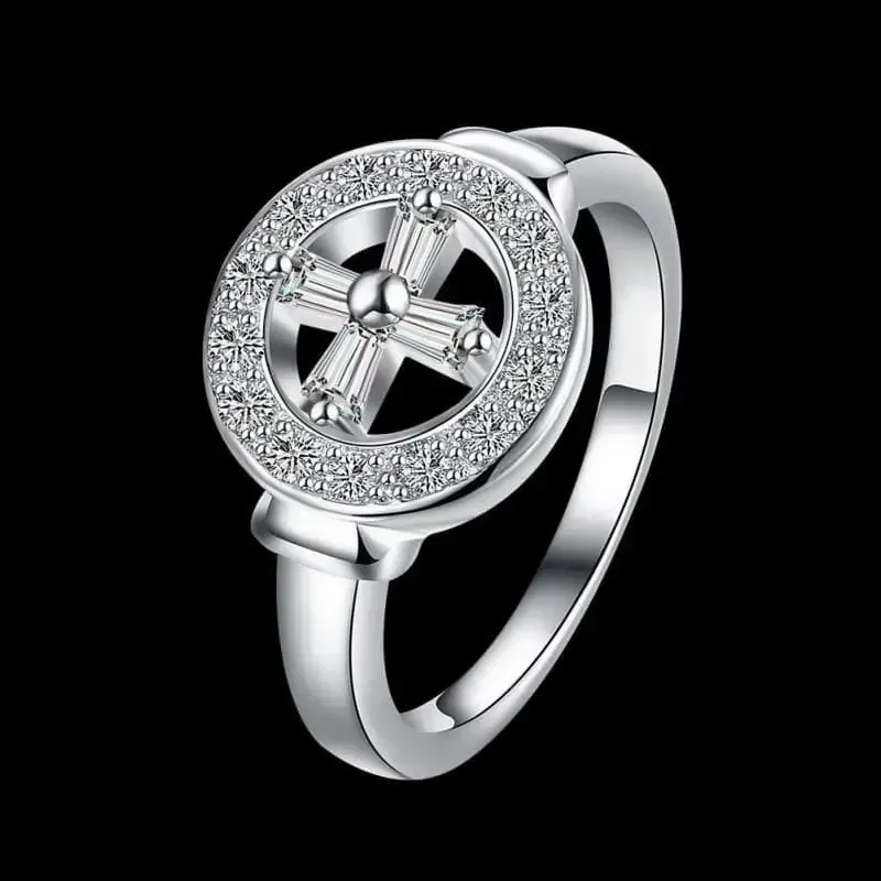 Anillo plateado brillante con piedras blancas pequeñas en la montura.