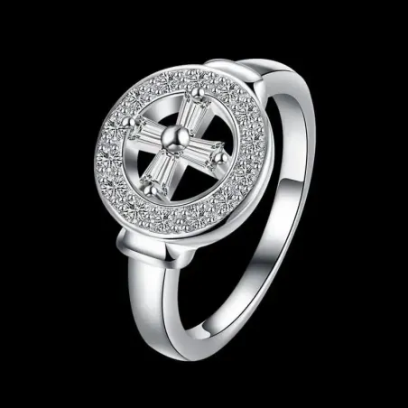 Anillo plateado brillante con piedras blancas pequeñas en la montura.