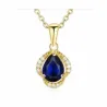 Colgante de cristal azul brillante con pequeños destellos en una cadena dorada fina.
