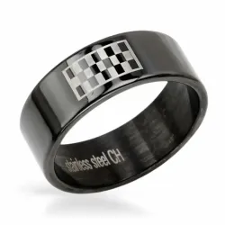 Anillo de color negro con acabado mate sobre la mano de un hombre.