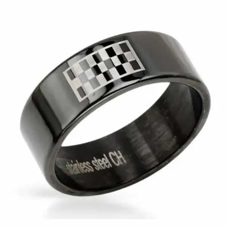 Anillo de color negro con acabado mate sobre la mano de un hombre.