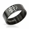 Anillo de color negro con acabado mate sobre la mano de un hombre.