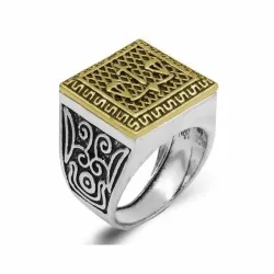 Anillo bicolor con grabado del signo de la justicia en el centro.