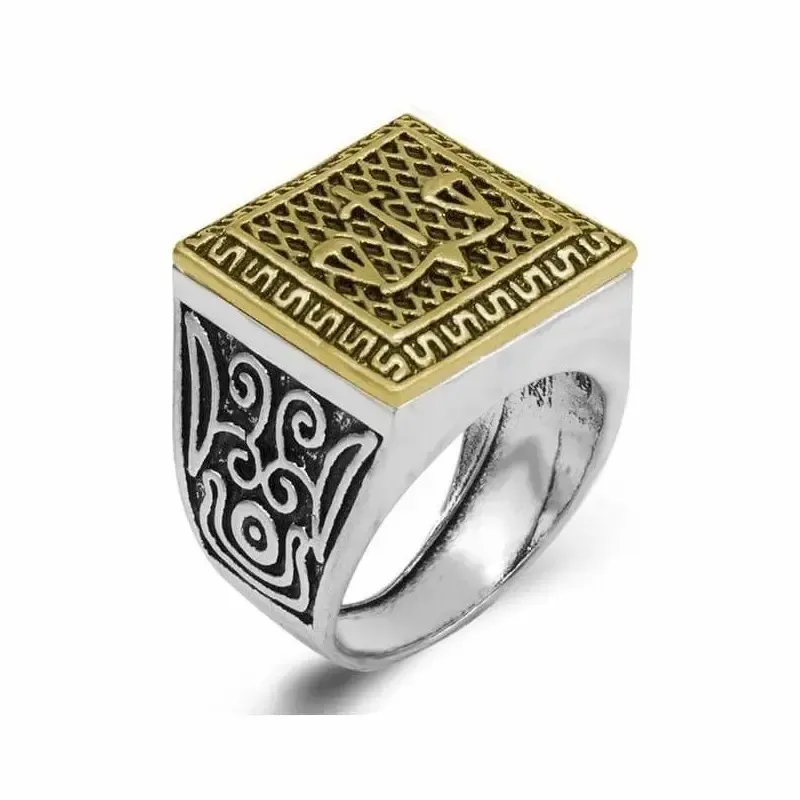 Anillo bicolor con grabado del signo de la justicia en el centro.
