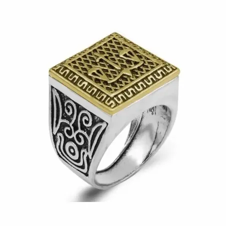 Anillo bicolor con grabado del signo de la justicia en el centro.
