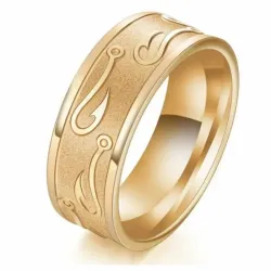 Anillo dorado de 7 mm de ancho sobre un fondo oscuro.