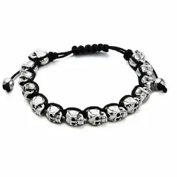 Brazalete de hilo negro con dos calaveras plateadas y cierre ajustable.