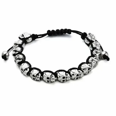 Brazalete de hilo negro con dos calaveras plateadas y cierre ajustable.