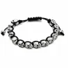 Brazalete de hilo negro con dos calaveras plateadas y cierre ajustable.